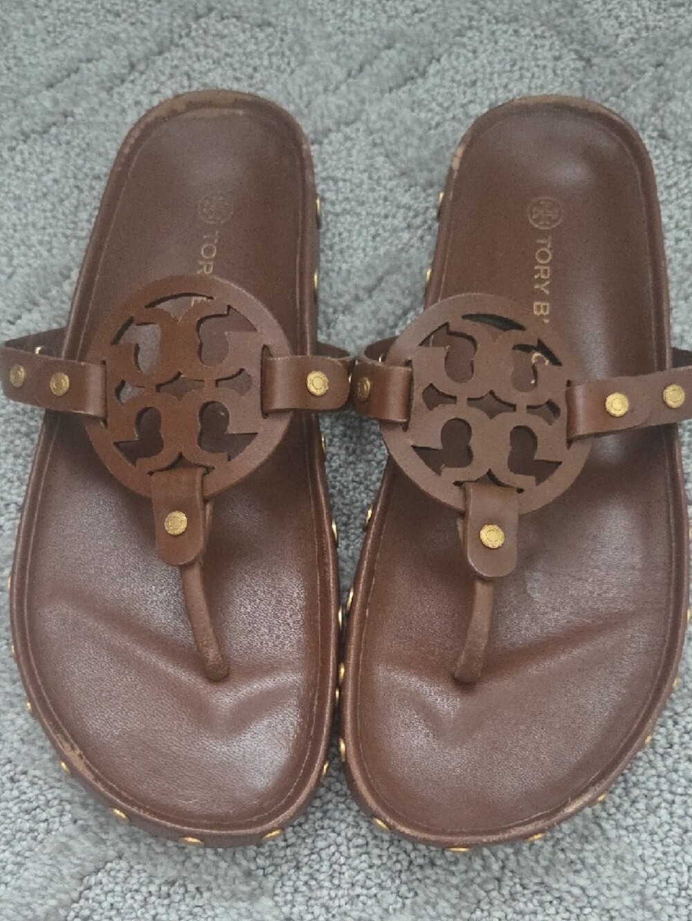Tory Burch Brown Coin Cloud Logo Thong Sandals - Picture 6 of 8